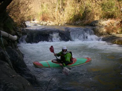 Par basses eaux, on stoppe à ce niveau en rive droite pour le portage de la chute en 5+. Par moyennes et hautes eaux, il faudra envisager de stopper plus en amont car se forme une barre de rappel sans aucun stop derrière avant la mini-gorge.